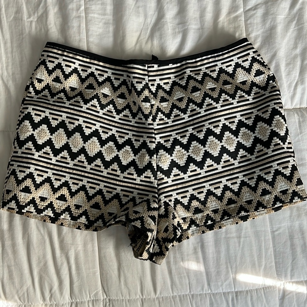 Geometric trouser shorts with metallic thread